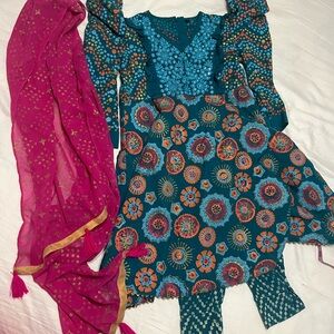 Colorful Floral kamiz with pants, magenta, Scarf. Girl size.4/5